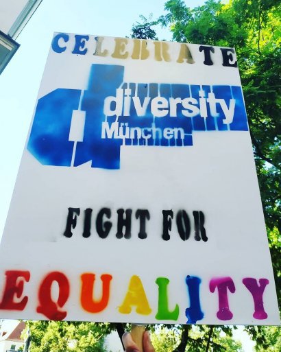 CSD-Banner von diversity München: CELEBRATE DIVERSITY FIGHT FOR EQUALITY